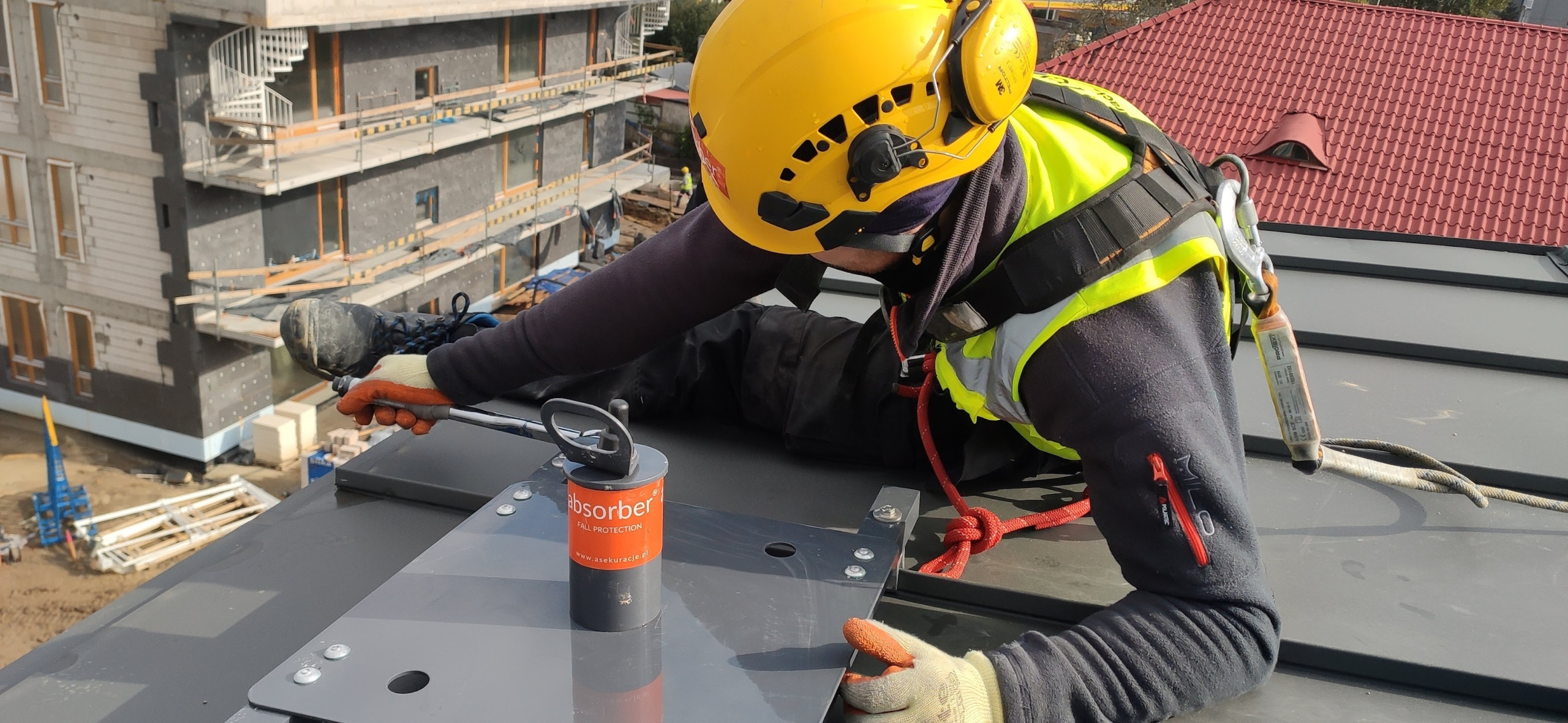 Montaż pojedynczego punktu kotwiczącego przez instalatora Absorber