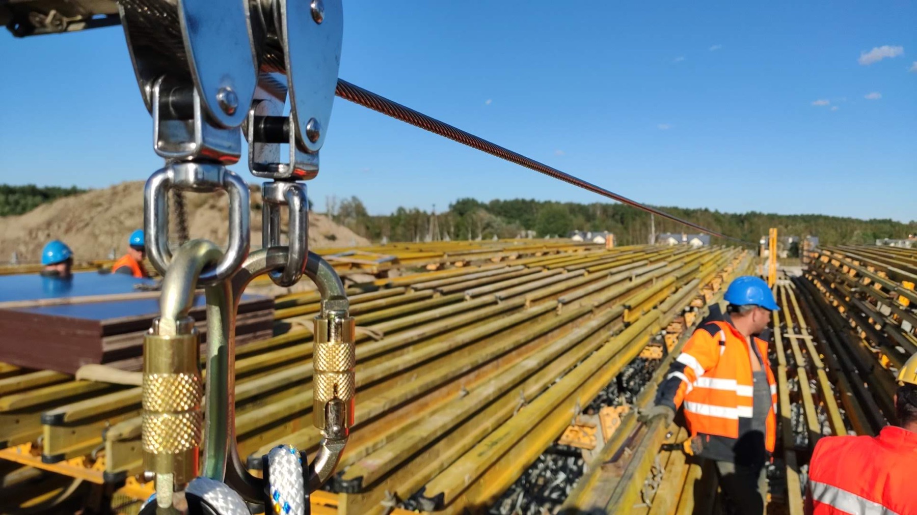 Zbliżenie przejezdnych wózków na linie podwieszanego systemu ROLER